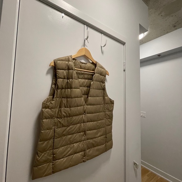 Uniqlo V-Neck Packable Puffer Vest - Picture 5 of 5